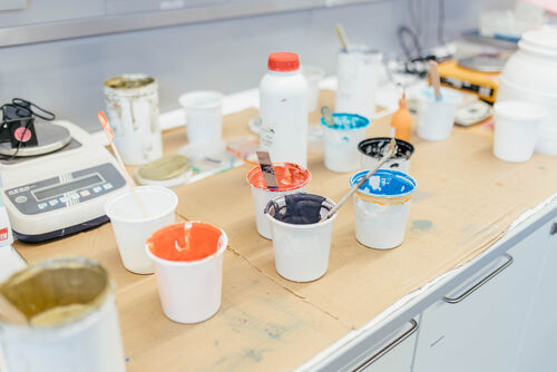 Farbe und Pinsel zur kreativen Arbeit Modedesign/Textildesign