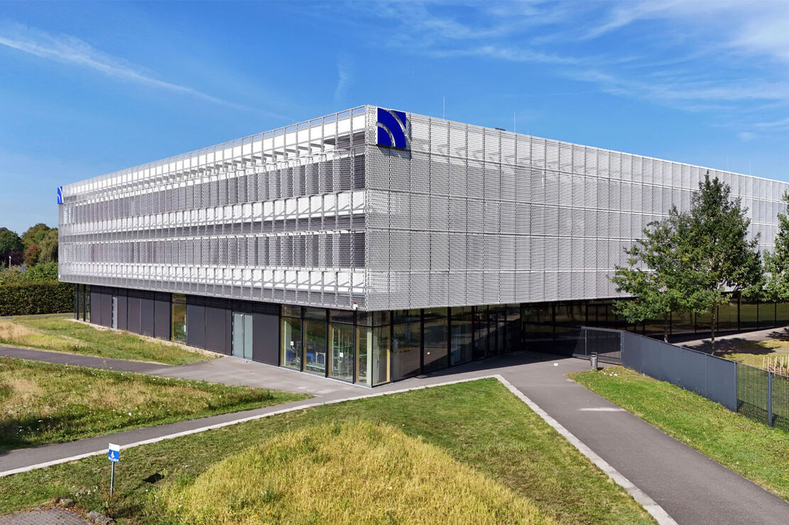 Ansicht auf das J-Gebäuder der Hochschule Niederrhein