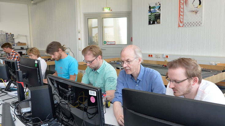 4 Männer vor PCs