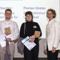 Professorin Dr. Wachs überreichte die Sonderpreise für Barrierefreiheit an Cäcilia Sander und Florian Grebe. 