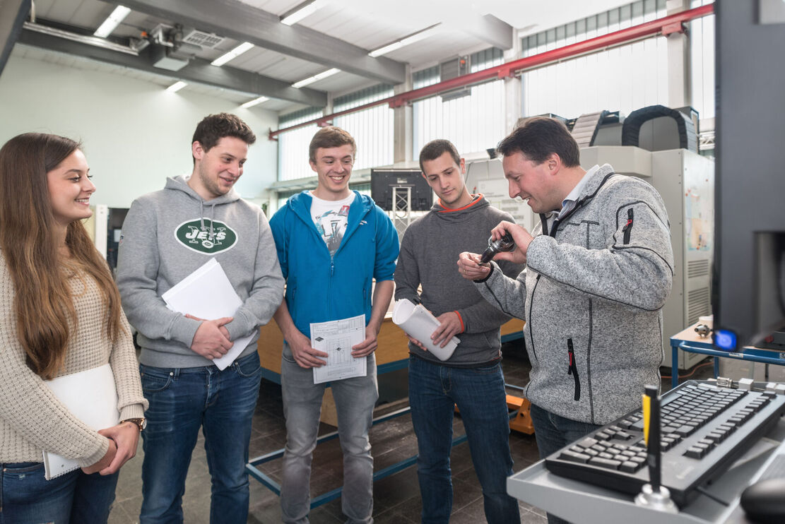 eine Apperatur wird studierenden vorgestellt