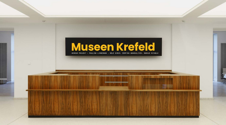 Eingangstisch des Kunstmuseums Krefelds