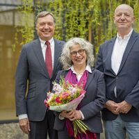 Dr Armin Knors (Chairman of the University Council, left) and Prof Dr Georg Oecking (Chairman of the Senate, right) congratulate Professor Dr Susanne Meyer on her election (Photo: Simon Erath/HS Niederrhein)