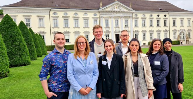 8 Personen vor dem Schloss Bellevue